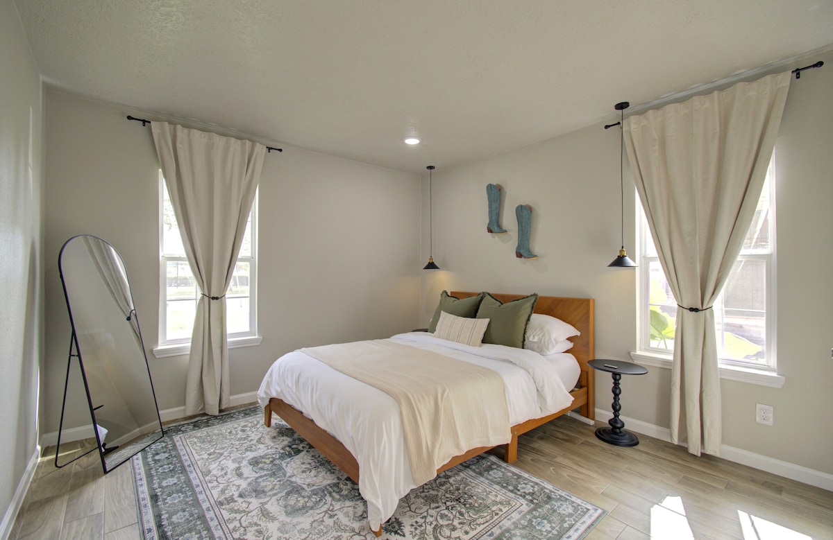 Photo 25 of Charming Modern Minimalist 4-Bedroom Steps from UH
