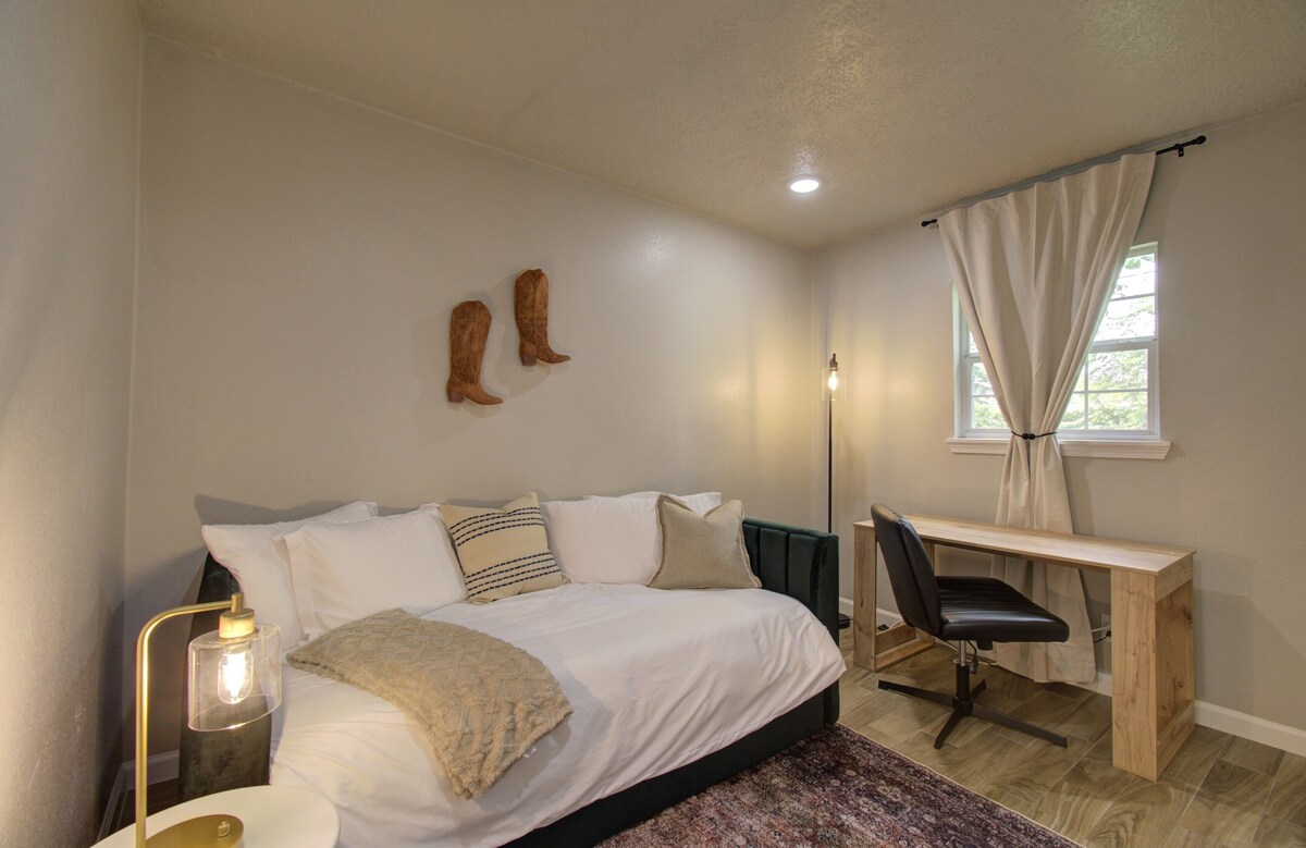Photo 29 of Charming Modern Minimalist 4-Bedroom Steps from UH