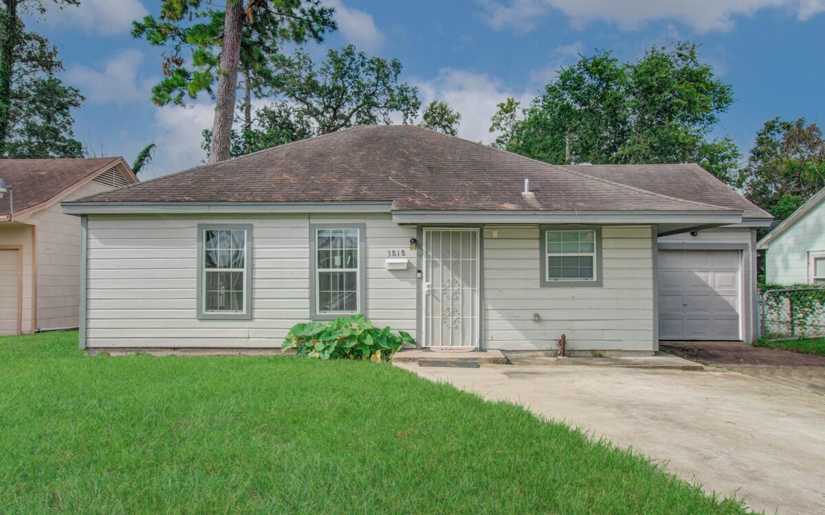 Photo 42 of Charming Modern Minimalist 4-Bedroom Steps from UH