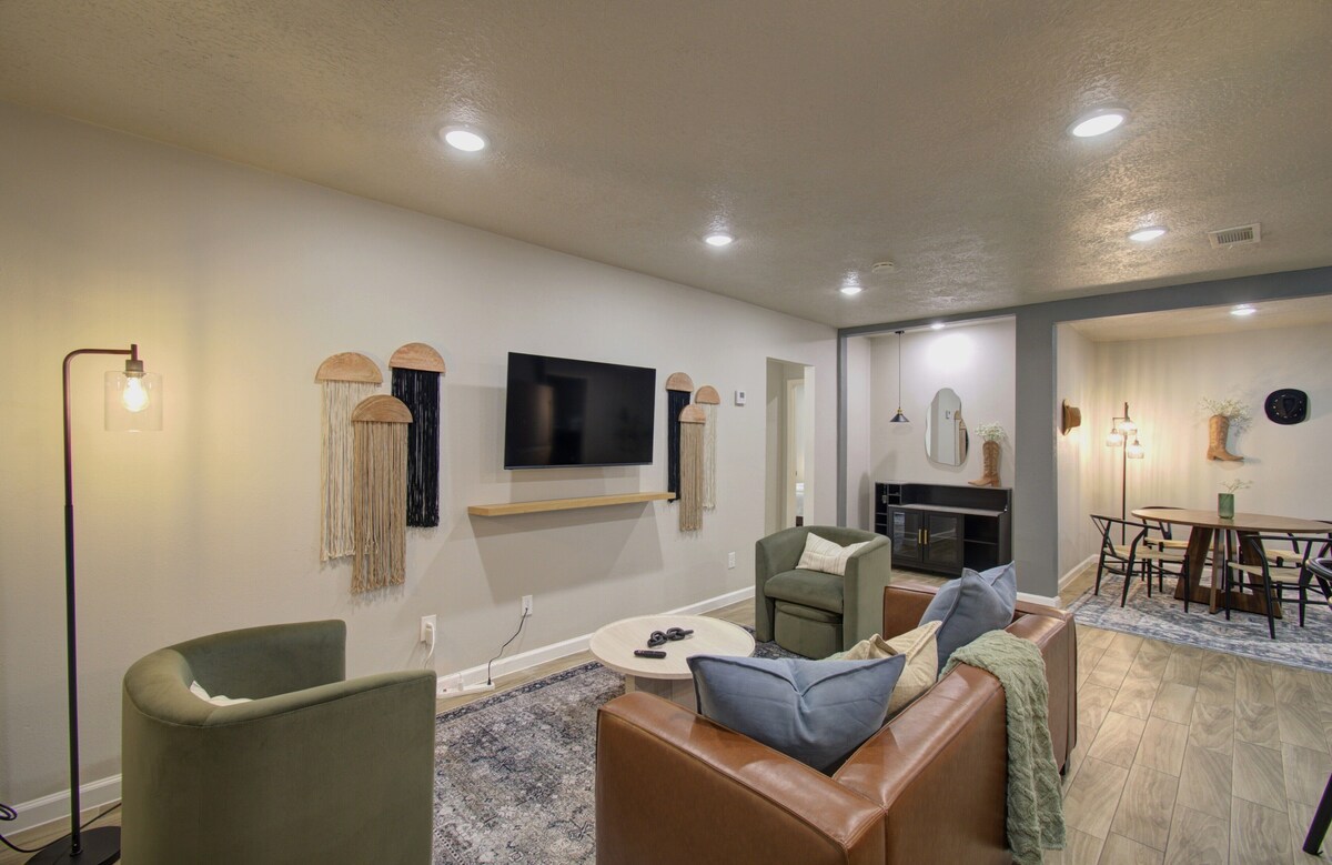 Charming Modern Minimalist 4-Bedroom Steps from UH