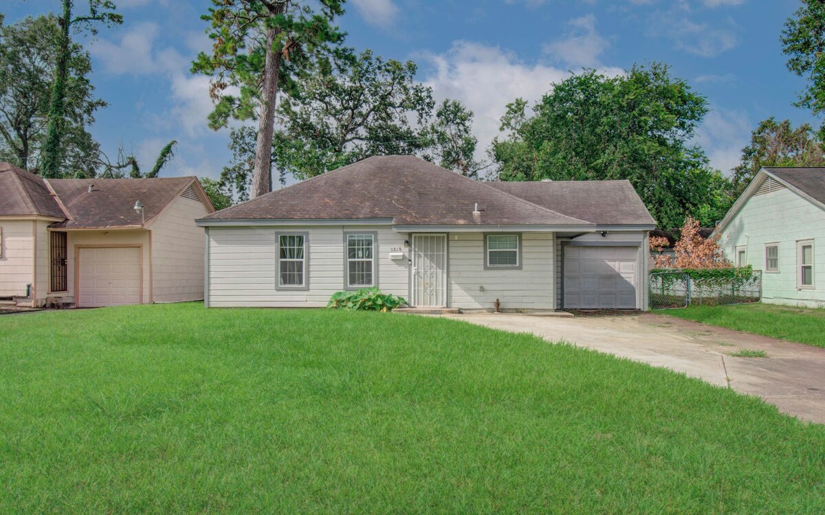 Photo 41 of Charming Modern Minimalist 4-Bedroom Steps from UH