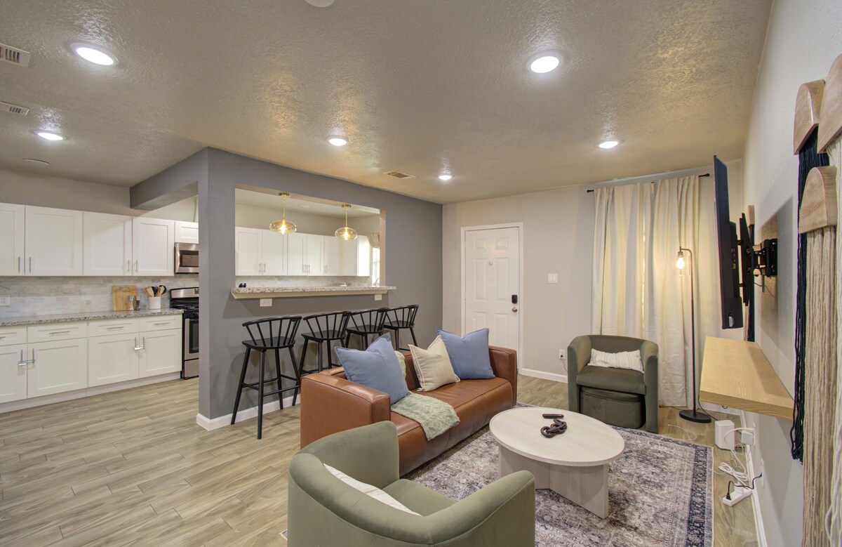 Photo 4 of Charming Modern Minimalist 4-Bedroom Steps from UH