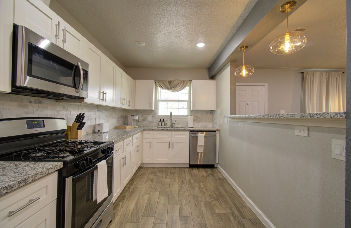Photo 11 of Charming Modern Minimalist 4-Bedroom Steps from UH