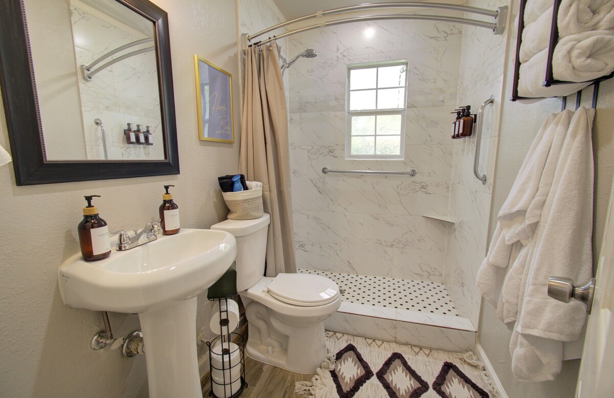 Photo 32 of Charming Modern Minimalist 4-Bedroom Steps from UH