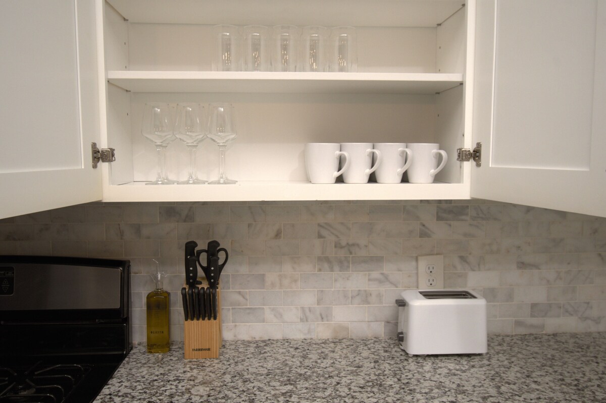 Photo 15 of Charming Modern Minimalist 4-Bedroom Steps from UH