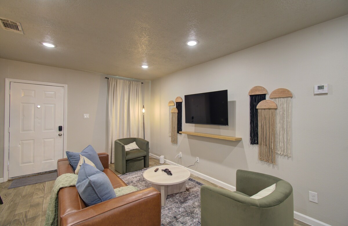 Photo 2 of Charming Modern Minimalist 4-Bedroom Steps from UH