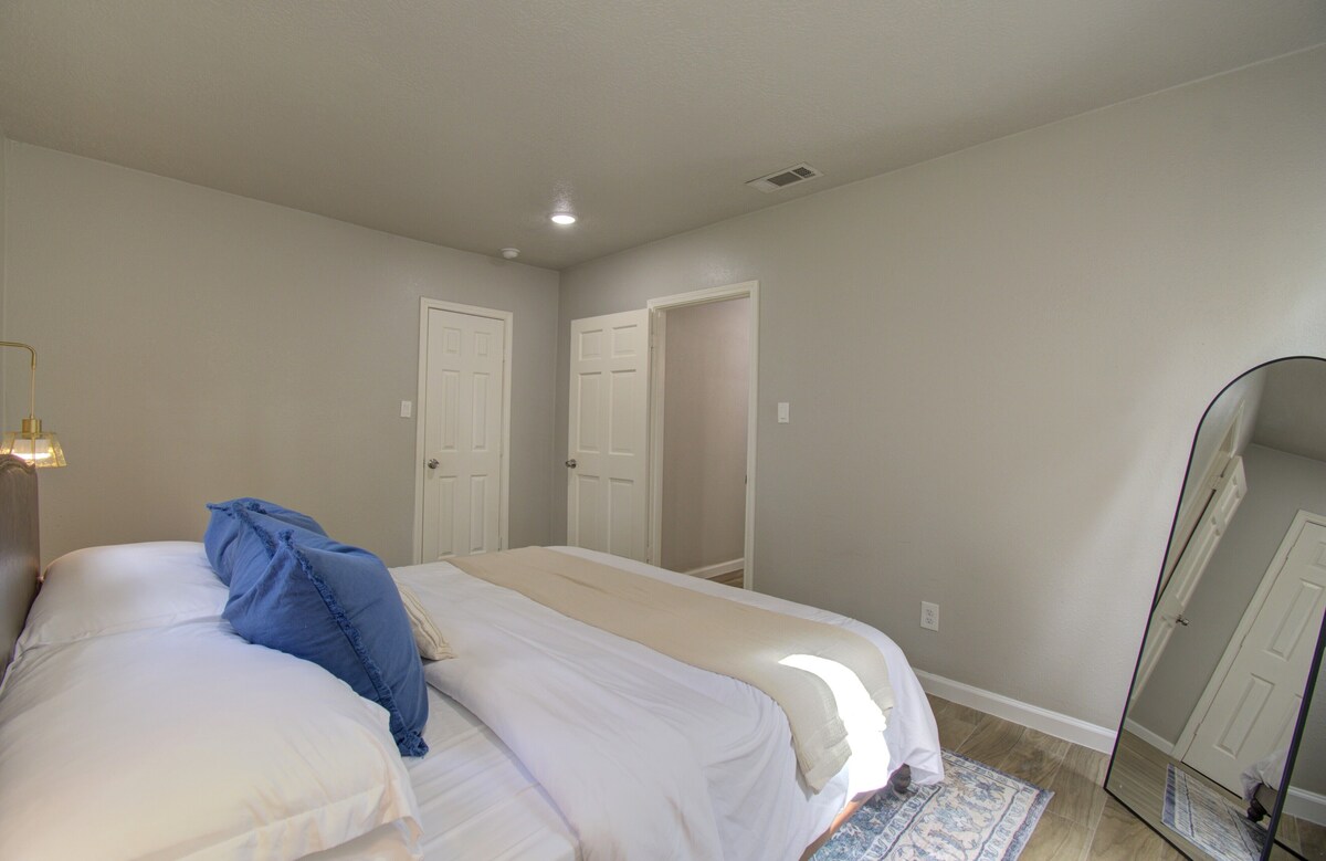 Photo 24 of Charming Modern Minimalist 4-Bedroom Steps from UH