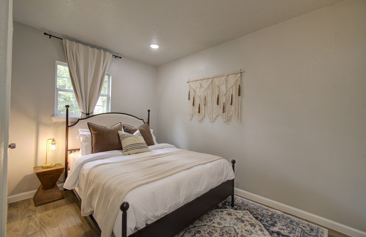 Photo 27 of Charming Modern Minimalist 4-Bedroom Steps from UH