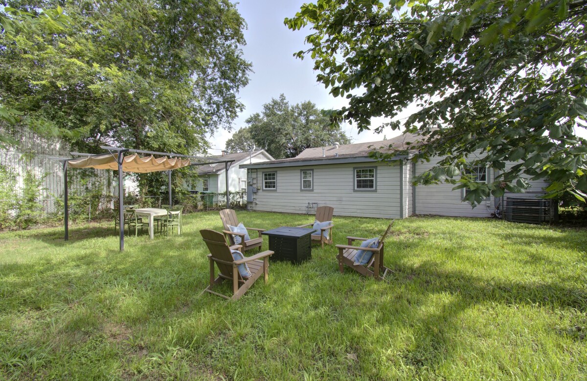 Photo 37 of Charming Modern Minimalist 4-Bedroom Steps from UH