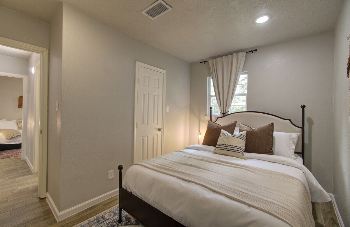 Photo 28 of Charming Modern Minimalist 4-Bedroom Steps from UH