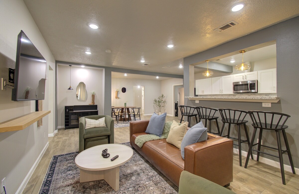Photo 5 of Charming Modern Minimalist 4-Bedroom Steps from UH