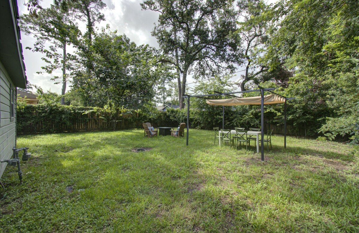 Photo 35 of Charming Modern Minimalist 4-Bedroom Steps from UH