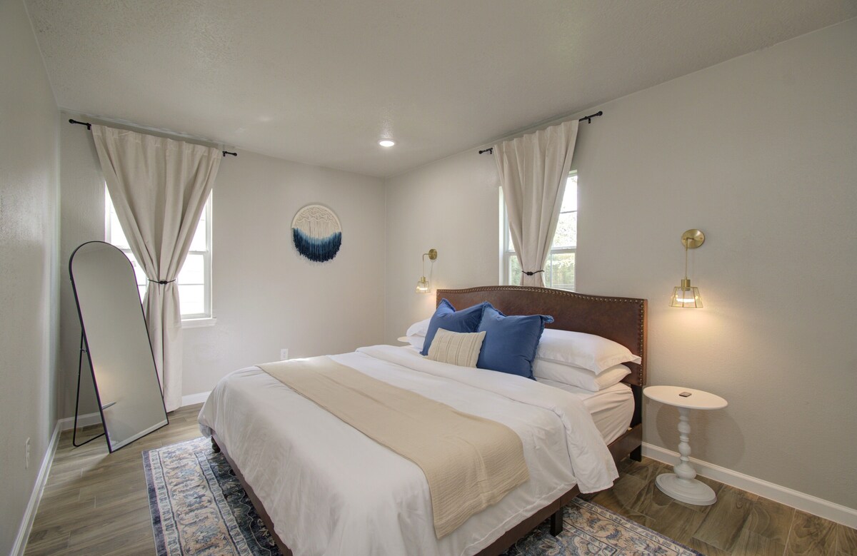 Photo 22 of Charming Modern Minimalist 4-Bedroom Steps from UH