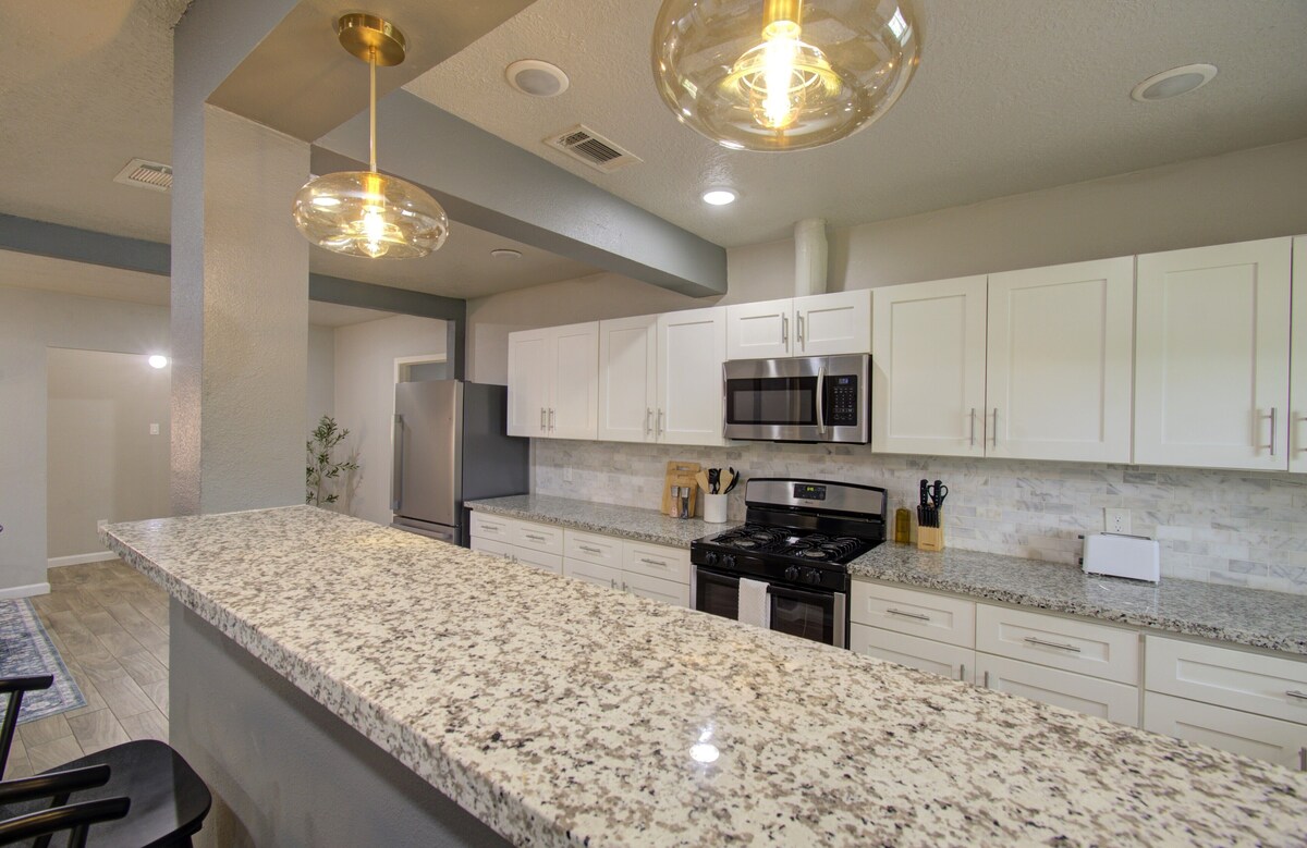 Photo 14 of Charming Modern Minimalist 4-Bedroom Steps from UH