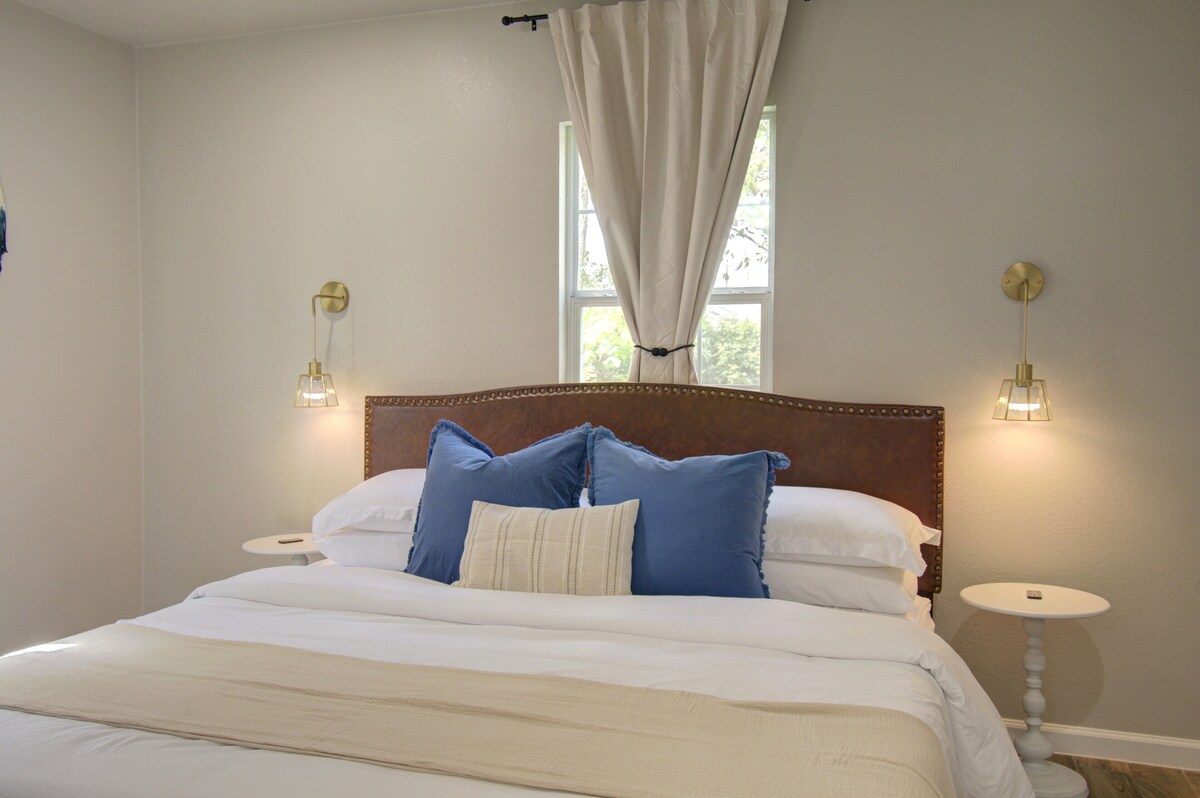 Photo 23 of Charming Modern Minimalist 4-Bedroom Steps from UH