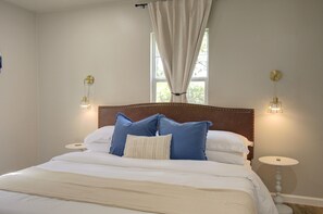 4 bedrooms, desk, iron/ironing board, WiFi