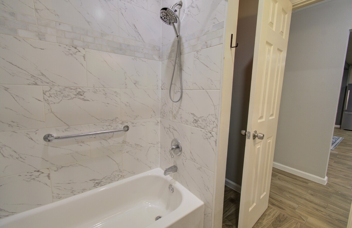 Photo 34 of Charming Modern Minimalist 4-Bedroom Steps from UH