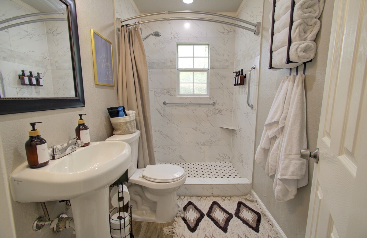 Photo 31 of Charming Modern Minimalist 4-Bedroom Steps from UH