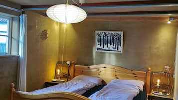 2 Schlafzimmer, Schreibtisch, Bügeleisen/Bügelbrett, Reisekinderbett