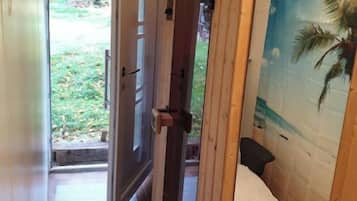 2 slaapkamers, een bureau, een strijkplank/strijkijzer, reisbedje