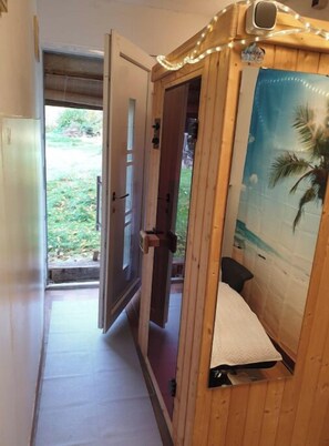 2 Schlafzimmer, Schreibtisch, Bügeleisen/Bügelbrett, Reisekinderbett