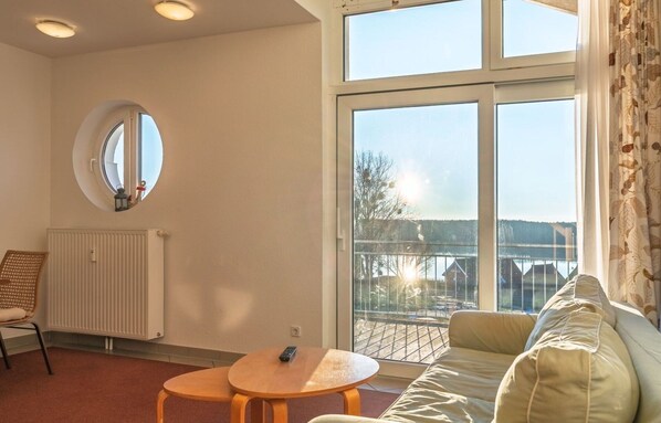 Apartment | Living room - Elegant Eingerichtete Ferienwohnung (Mirow)