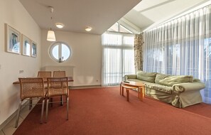 Apartment | Dining - Elegant Eingerichtete Ferienwohnung (Mirow)