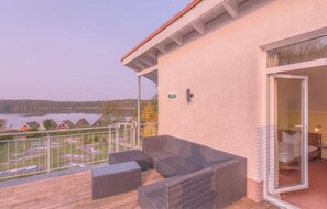 Apartment | Balcony - Elegant Eingerichtete Ferienwohnung (Mirow)