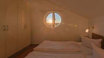 Apartment | 1 bedroom, individually furnished, bed sheets