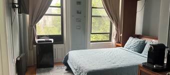 Charming Private Room with En-suite bathroom in Brooklyn Brownstone