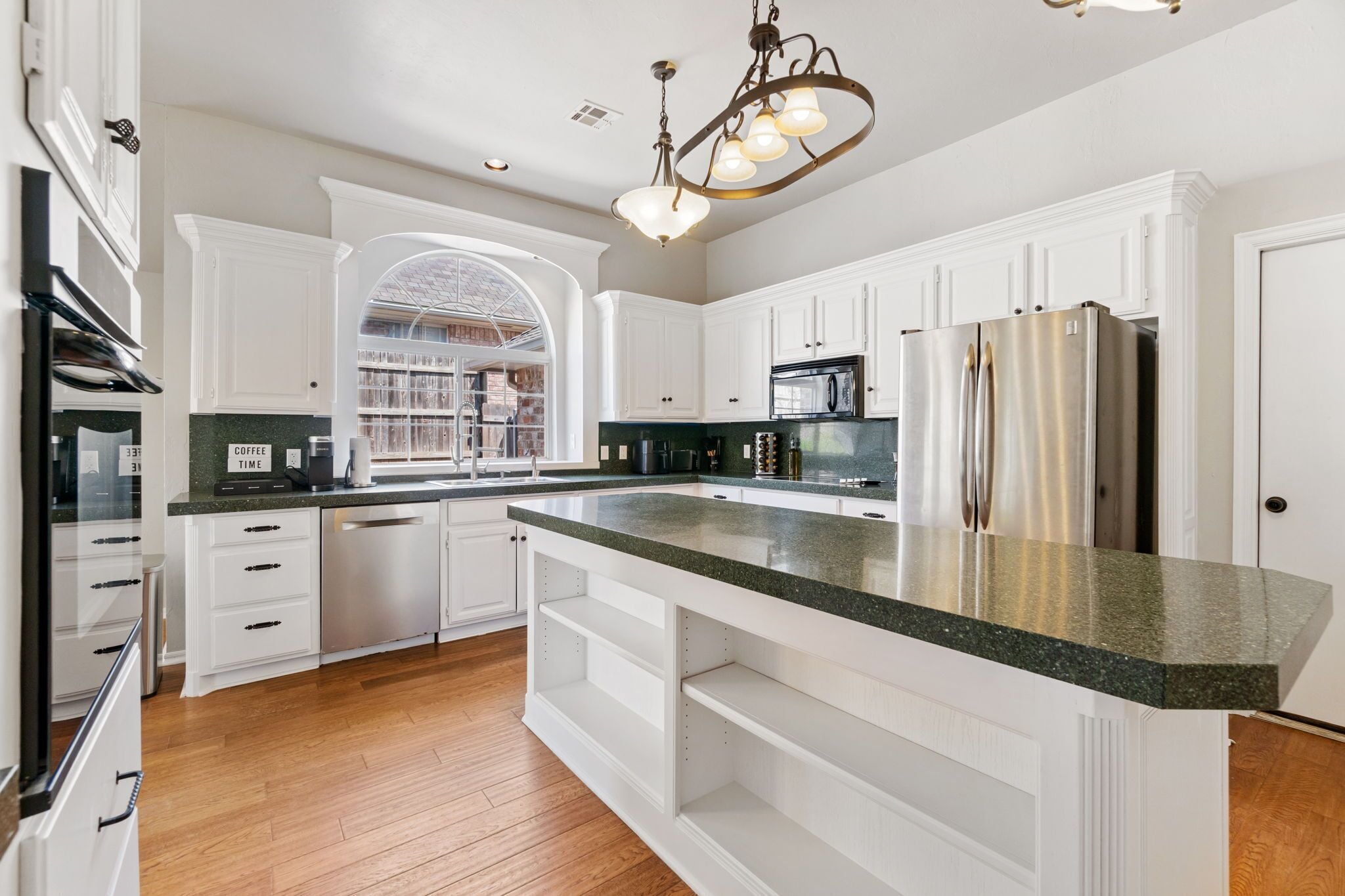 冰箱、微波炉、烤箱、炉灶