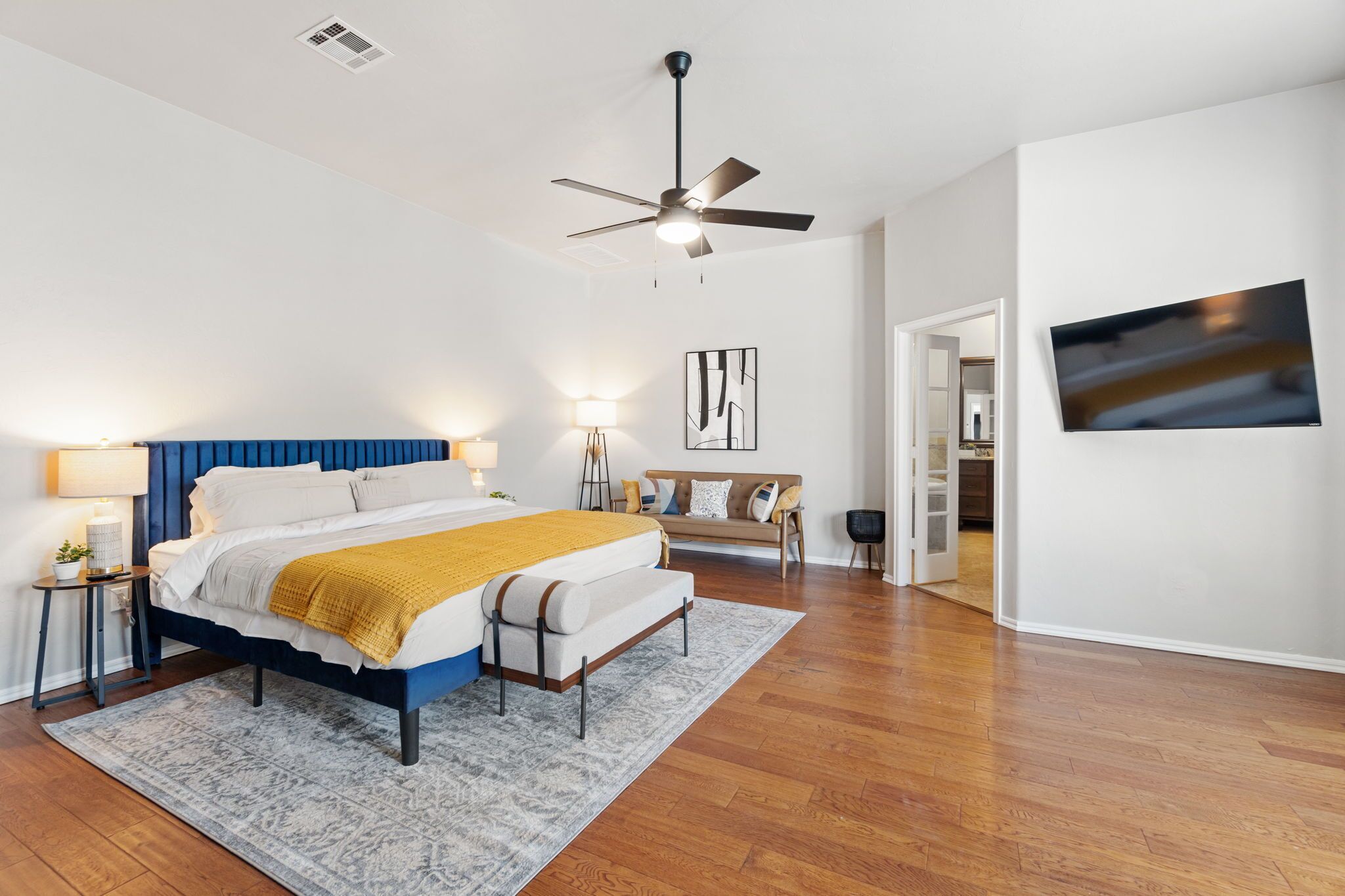 5 bedrooms, desk, iron/ironing board, travel crib