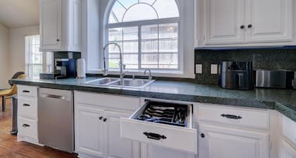GAILLARDIA COUNTRY CLUB⛳THREE KING BEDS🛏️HEATED POOL🏊HOT TUB♨️POOL TABLE🎱