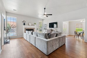 Smart TV, fireplace - GAILLARDIA COUNTRY CLUB⛳THREE KING BEDS🛏️HEATED POOL🏊HOT TUB♨️POOL TABLE🎱 (Oklahoma City)