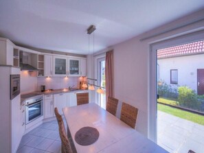 Hus | Eget kök | Vattenkokare, brödrost och barnstol