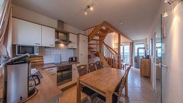 Huoneisto | Yksityinen keittiö | Vedenkeitin, leivänpaahdin, syöttötuoli