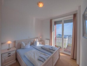 3 عدّة غرف نوم وطراز فريد لكل وحدة وملاءات أسرّة