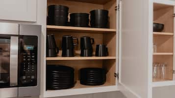 Microondas, horno, placa de cocina y lavavajillas