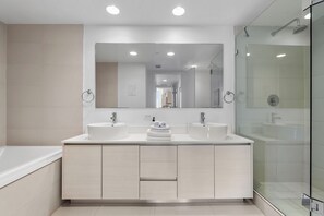 Douche, sèche-cheveux, serviettes fournies, savon