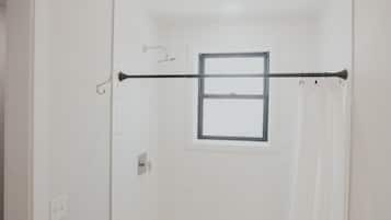 Douche, sĂšche-cheveux, serviettes fournies, savon