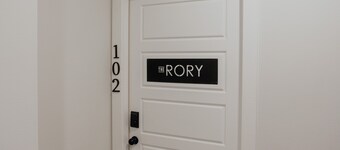 Spacious NEW 2 bedroom Downtown Loft, The Rory!!