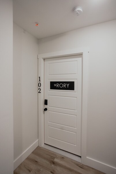 Spacious NEW 2 bedroom Downtown Loft, The Rory!!