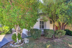 Exterior - 6 Mi to Coachella Festival: Serene Studio (Indio)