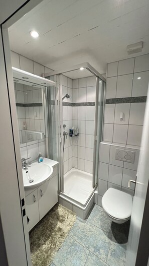 Shower, hair dryer, towels, soap - Your own private studio apartment with a beautiful garden (Biel)