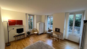 1 bedroom, desk, iron/ironing board, free WiFi - Your own private studio apartment with a beautiful garden (Biel)