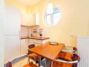Appartement | Privékeuken | Een waterkoker, een broodrooster, een kinderstoel