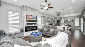 Een smart-tv, een open haard en boeken