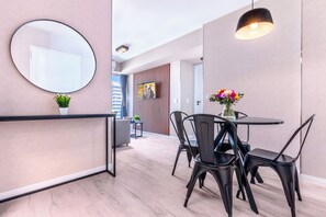 Familie appartement, 2 slaapkamers | Dineren op de kamer