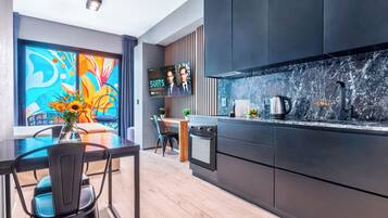 Deluxe Apartment | Dining room