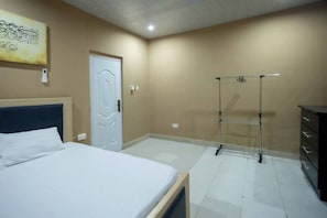 1 habitación, tabla de planchar con plancha, wifi y ropa de cama
